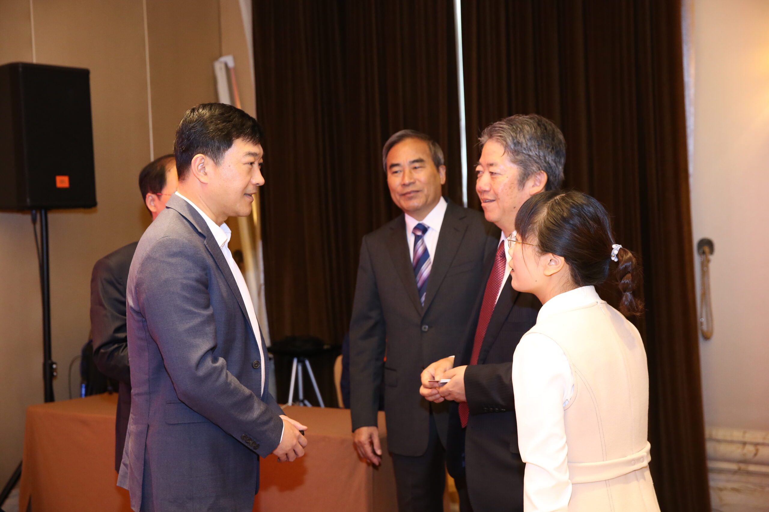 徐军会见前来出席川崎春晖成立10周年庆典的日本川崎重工董事桥本康彦一行